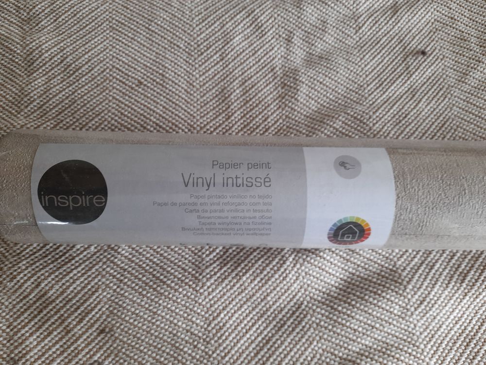 9 rouleaux de papier peint taupe uni
50 Presles (95)