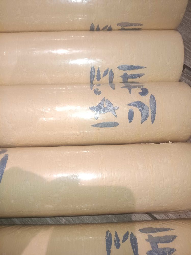 5 rouleaux de papier peint vert clair. L'unit� 10,05M x 0,53M. Marque : Chantemur. 
3 rouleaux de papier peint. L'unit� 10,05M x 0,53M. 40 Saint-�tienne (42)