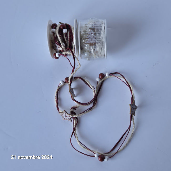 3 Rubans tress�s accompagn� de perles rouge, blanche, et nac 6 Saumur (49)