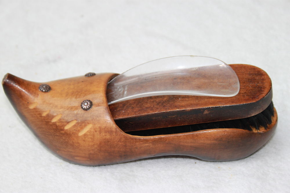 Sabot avec brosse et chausse pieds  2 Montigny-Lencoup (77)