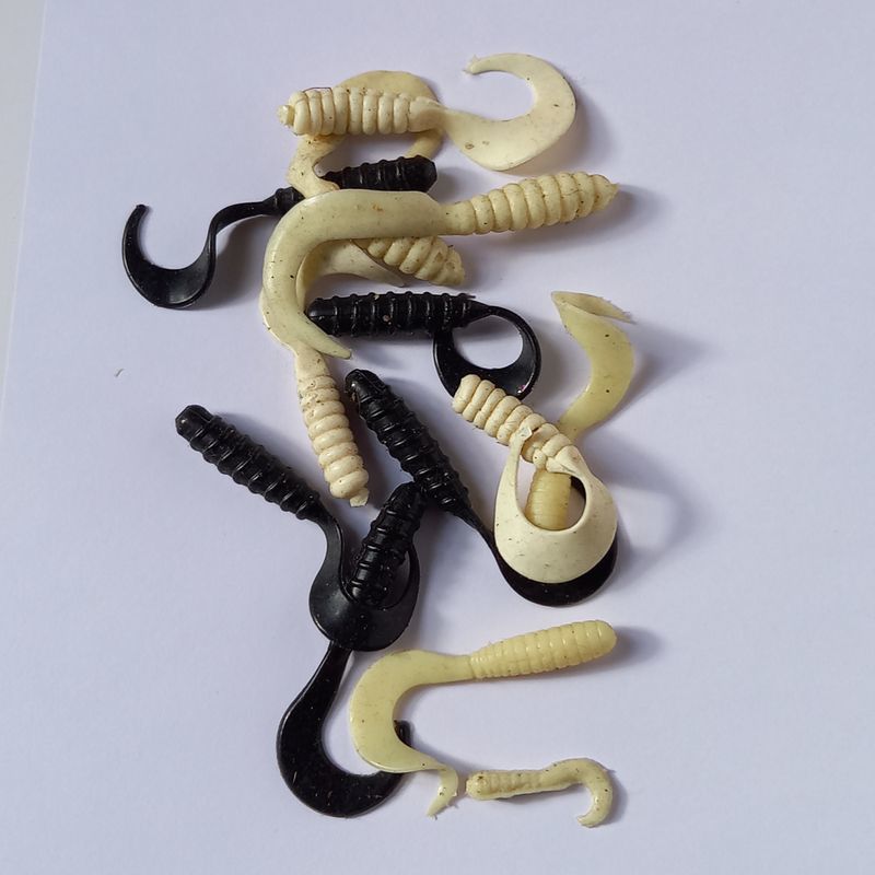 Sachet de 13 Leurres cr�mes et noirs souples 3-6 cm PAFEX, p 4 Saumur (49)