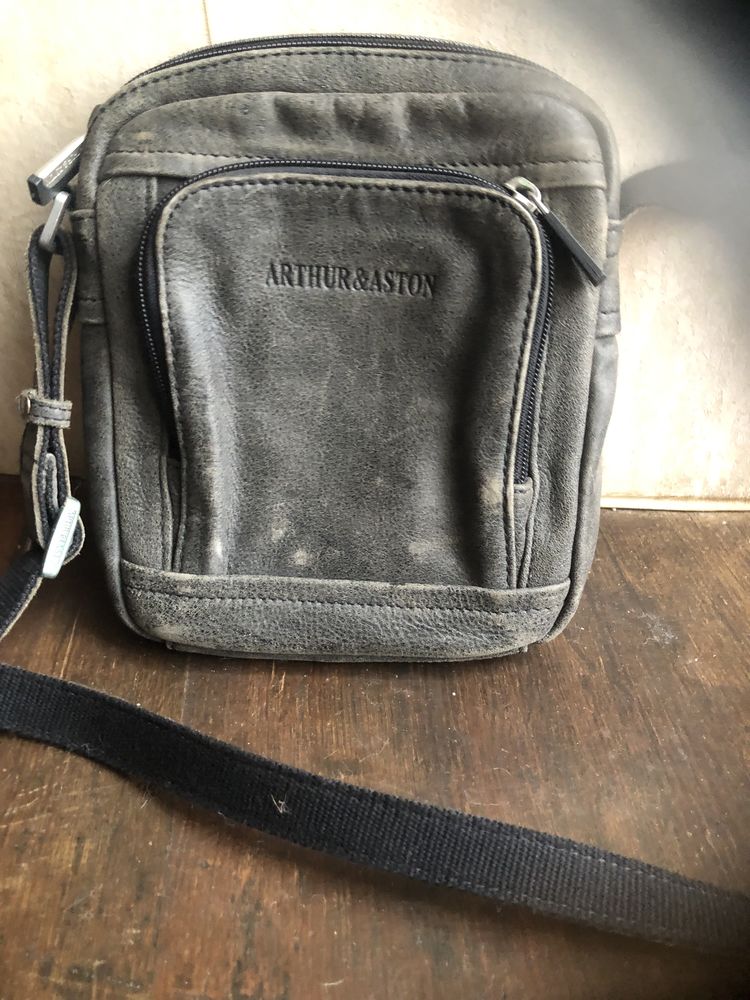 Lot sacoche cuir ASTON et sac EASTPAK 13 Passavant-la-Roch�re (70)