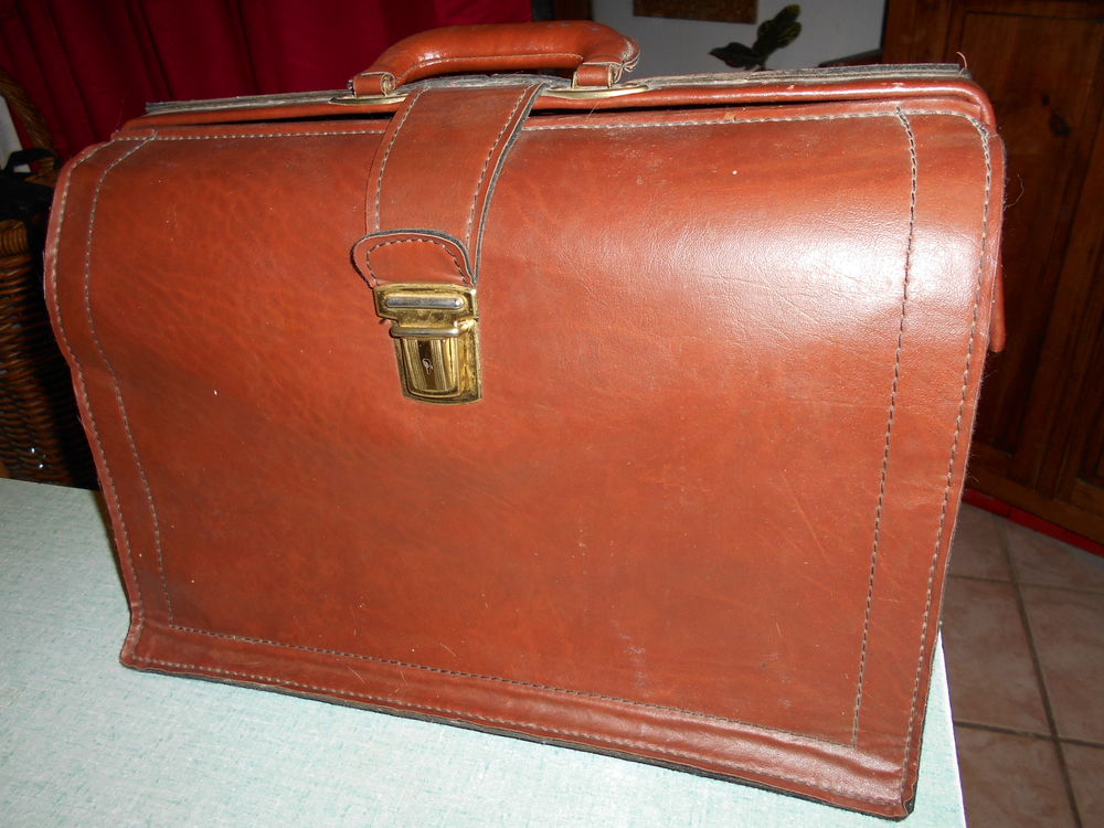 sacoche tr�s bon �tat, ska�. 25 Grospierres (07)