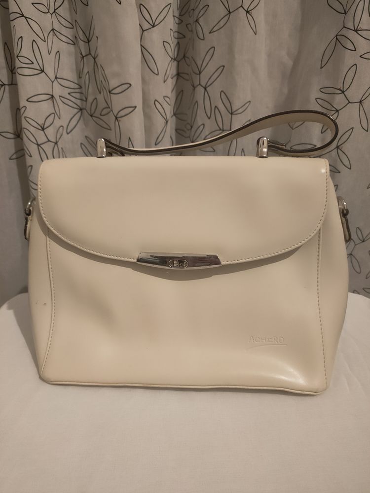 2 sacs � main, 1 blanc et 1 noir 20 Lyon 8 (69)