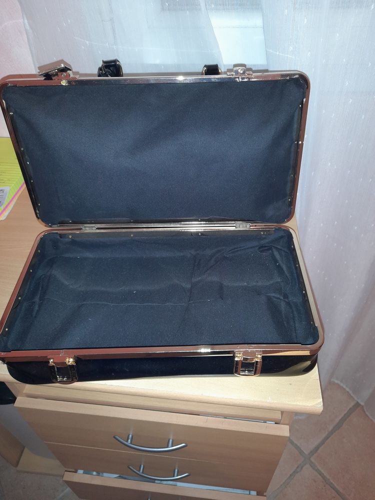 Sacs � main noir 15 Saint-Marcel-sur-Aude (11)