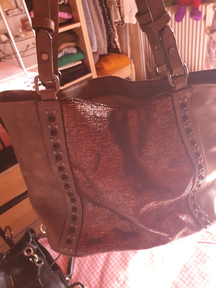 SACS � main 15 Ch�telguyon (63)