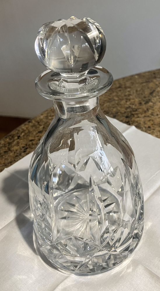 SAINT-LOUIS, Carafe en cristal taill� avec son bouchon 290 Ivry-sur-Seine (94)