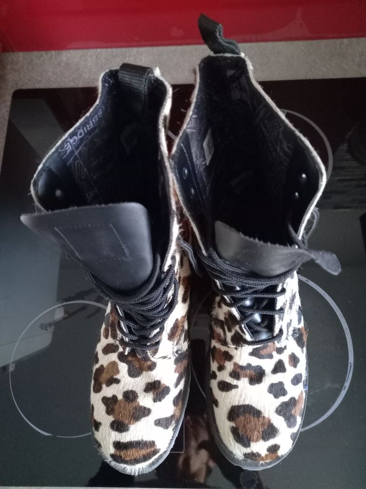 A SAISIR BOTTINES MODE EN POILS FOND BLANC MOUCHET�ES NOIR/MARRON VOIR PHOTOS P4 23 Maul�on-Licharre (64)