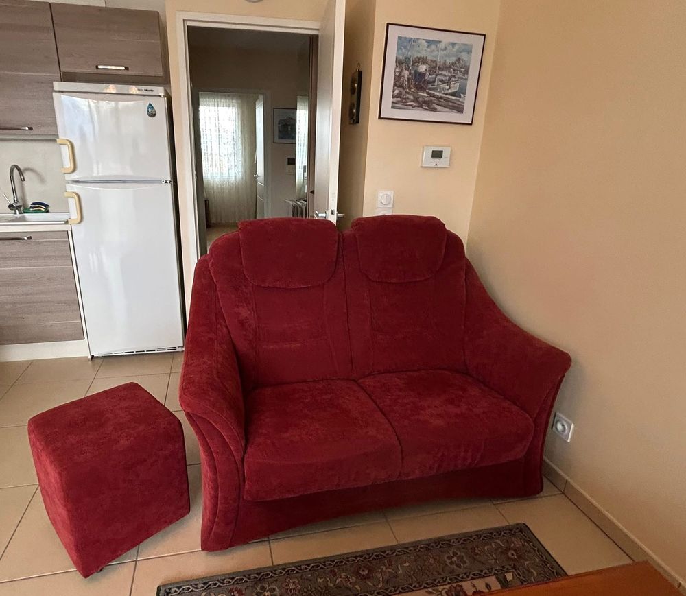 � saisir canap� 2 places en tissu bordeaux avec son pouf 550 Vif (38)