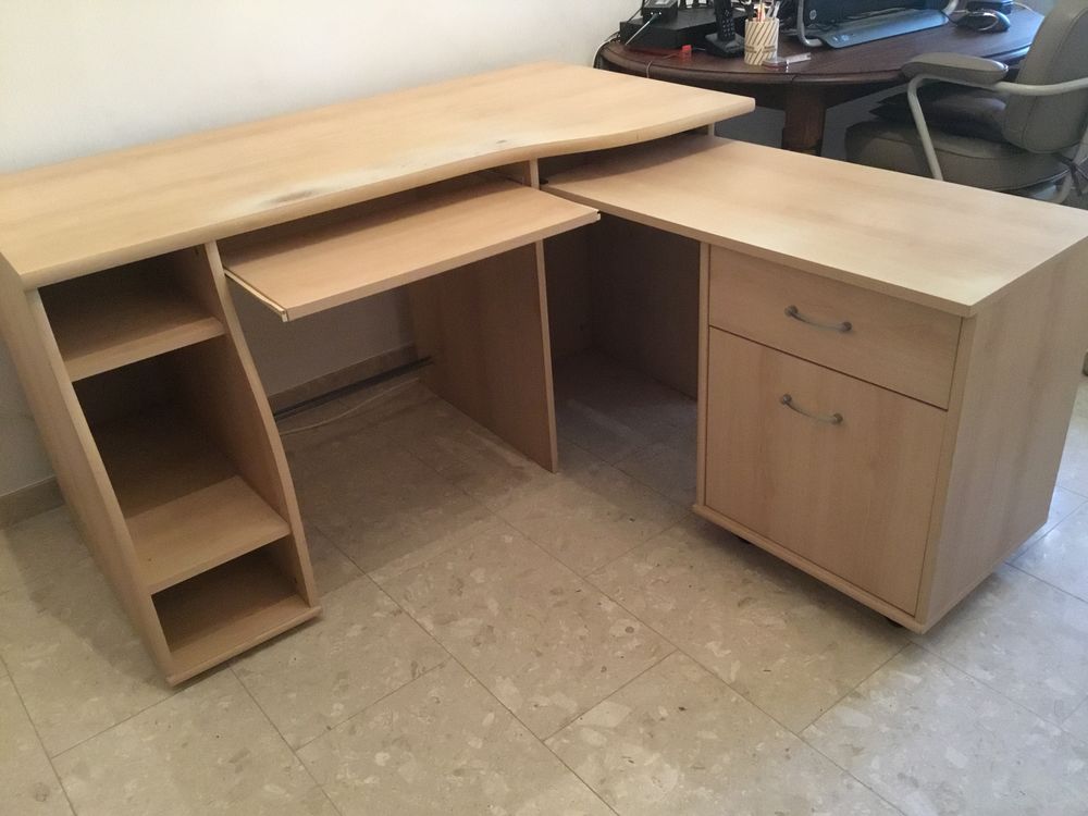 A SAISIR .
fauteuil :50 euros..
table salon :50 euros  
160 Thionville (57)