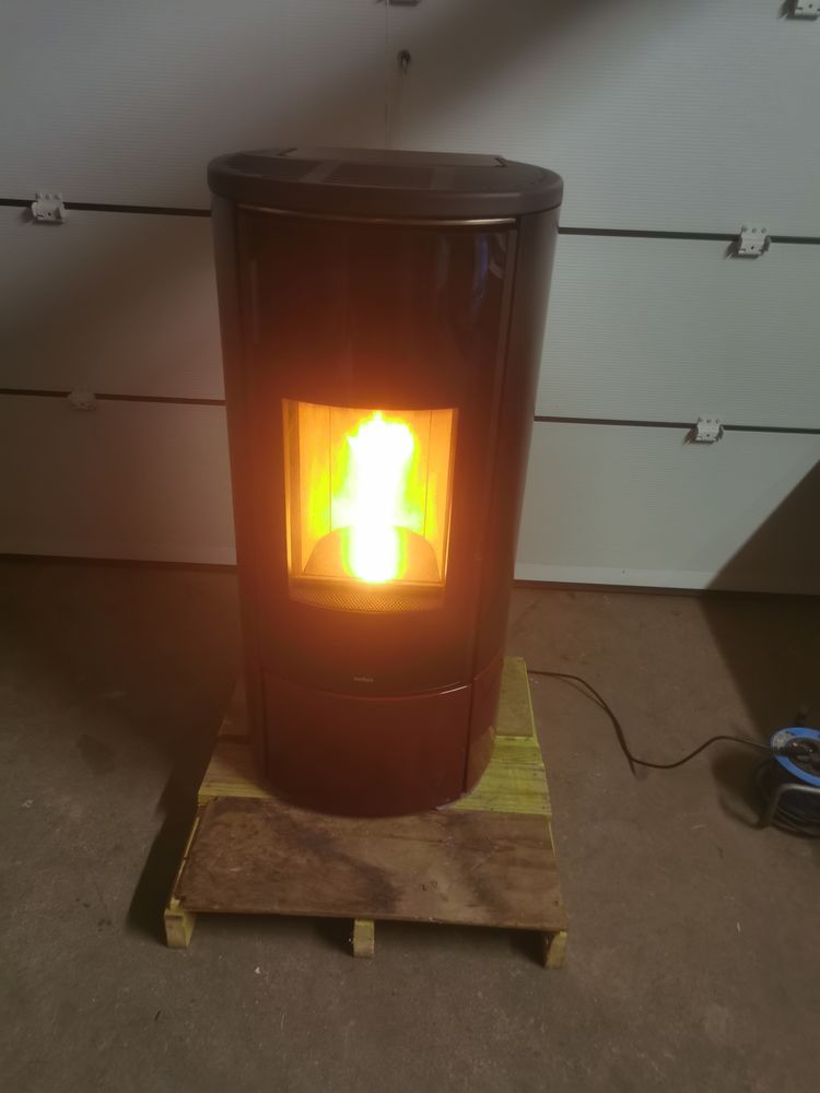 A SAISIR: POELE A GRANULES NOBIS MODELE A8VROUND 2900 Champagnac (15)