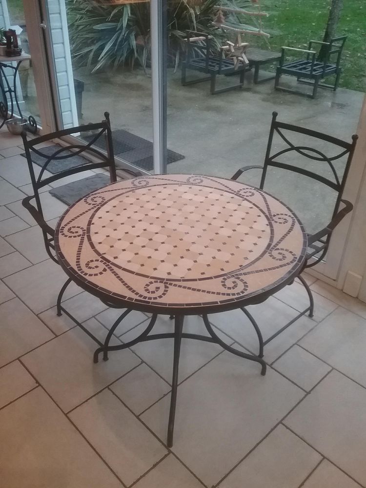 � SAISIR TABLE en fer forg�, plateau mosa�que 295 Combrit (29)