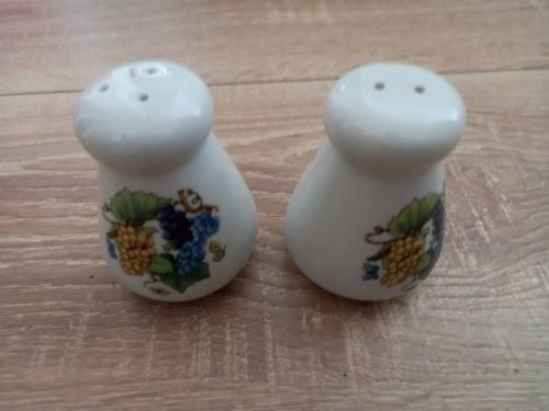 Sali�re et Poivri�re en fa�ence blanche sans marque 4 Villiers (86)