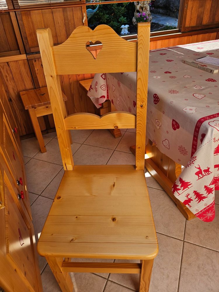 Salle � manger en bois massif (sapin)
1350 Chevrier (74)