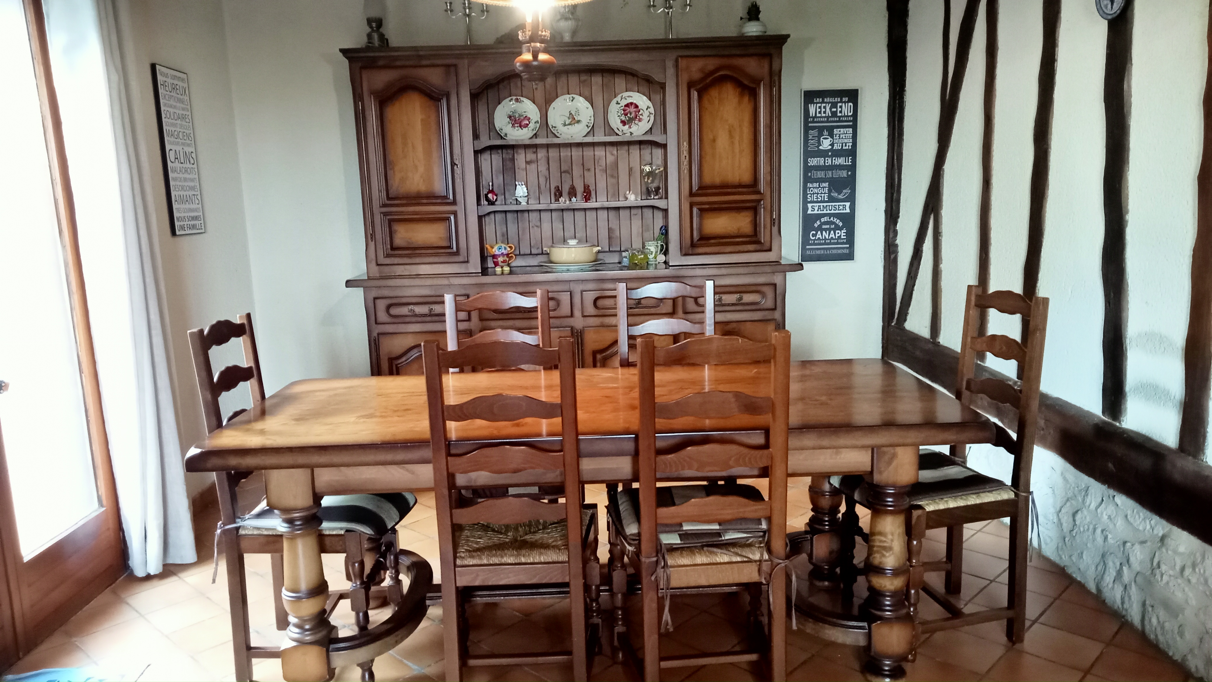 Salle � manger compl�te : buffet vaisselier, table et 6 chai 800 Peyri�re (47)