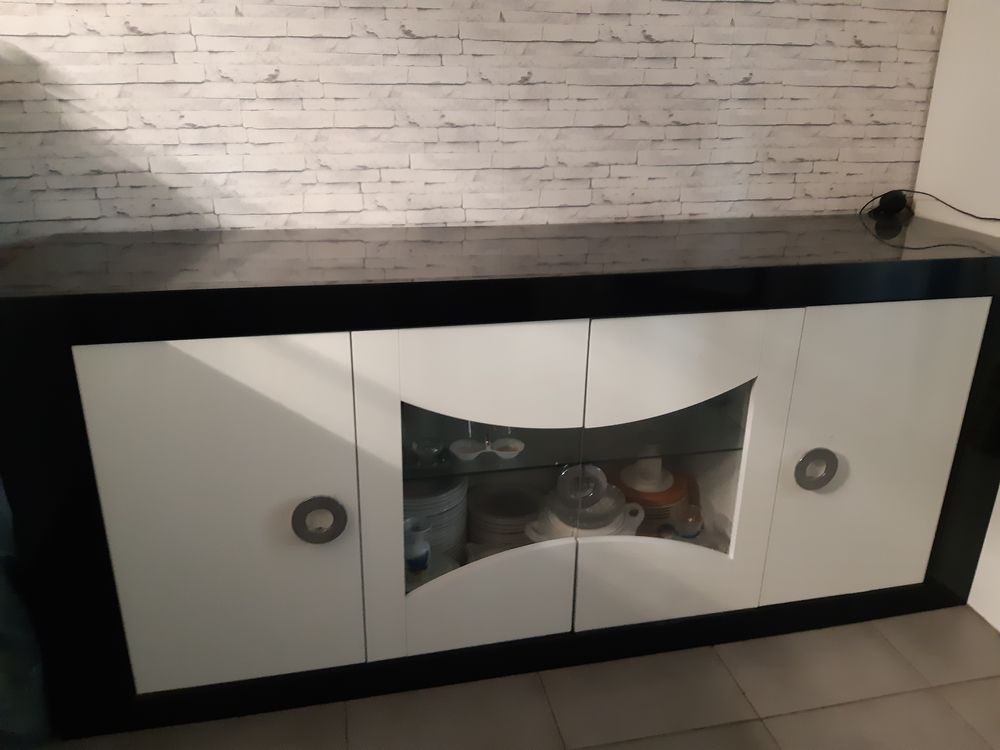 SALLE A MANGER DESIGN LAQUEE NOIRE ET BLANCHE
600 Marseille 10 (13)