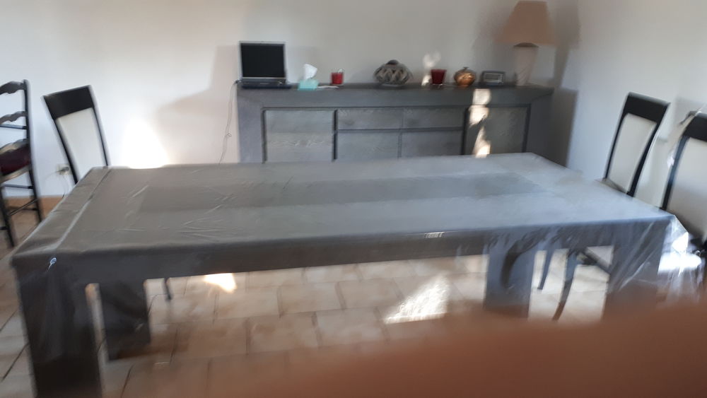 Salle � manger grise �tat impeccable. 
350 Osny (95)