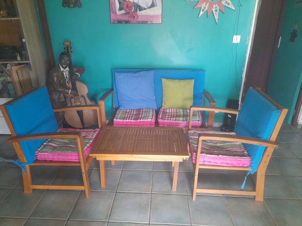 Salon en bois avec coussins color�s 140 Le Moule (97)