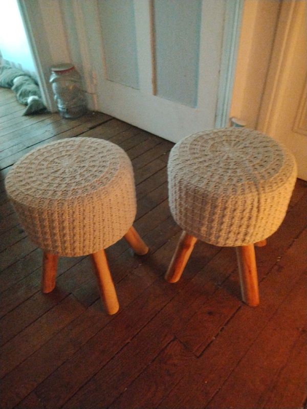 Salon chaises tabourets tricot�s en laine blancs 30 Flers (61)