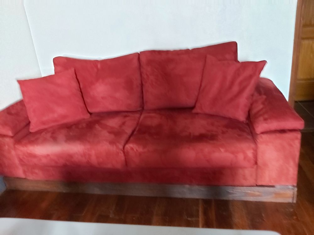 salon comprenant un canap�, un fauteuil et un pouf velours 
250 Ambierle (42)