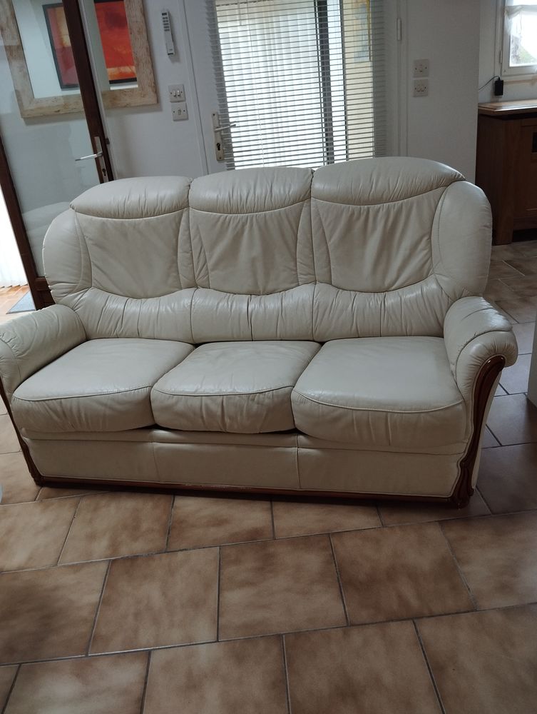 Salon convertible.  +. 2. Fauteuils 
200 La Plaine-sur-Mer (44)