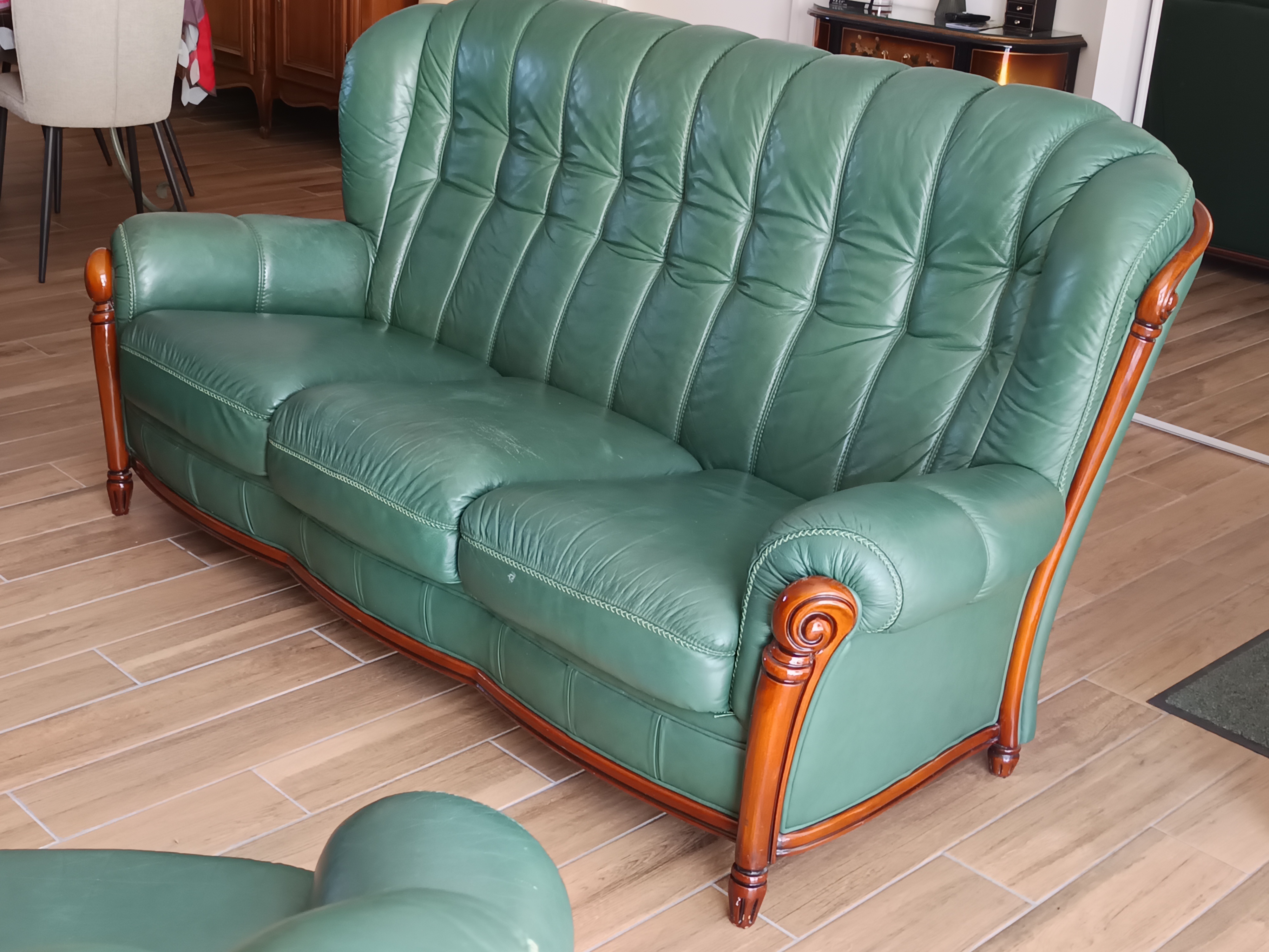 Salon cuir vert: canap� 3 places  + 2 fauteuils 500 Bellerive-sur-Allier (03)