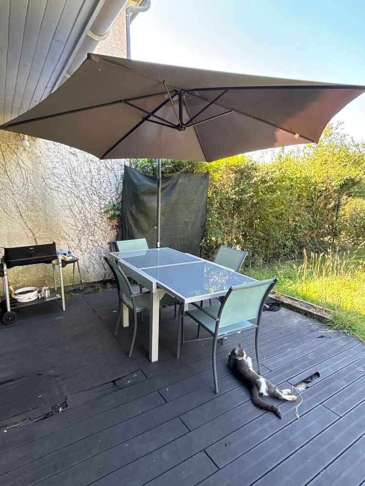 Salon de jardin complet : Parasol + Table + Chaises 150 Breuillet (91)