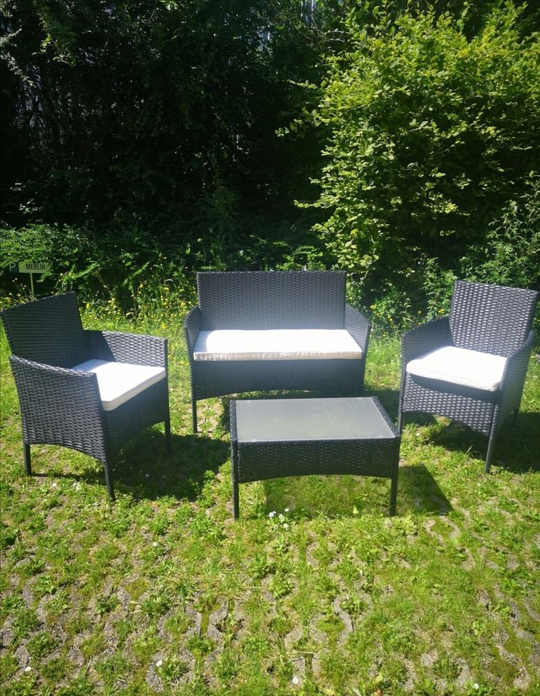 Salon de jardin 4 places en r�sine tress� de couleur noir. 159 Chelles (77)