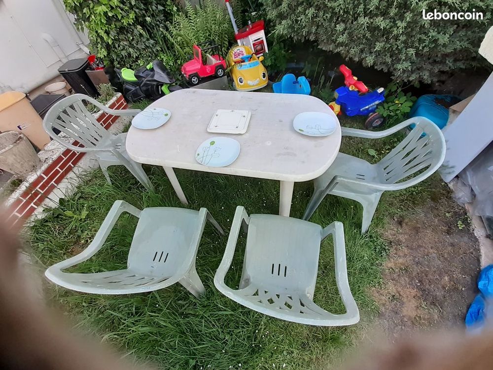 Salon de jardin-table de jardin + 4 chaises-table plastic 45 Montfermeil (93)