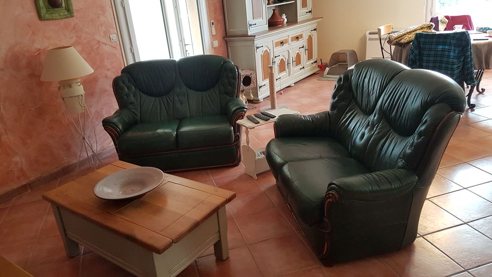 Salon 2 pi�ces de deux places chacune. 180 Le Cannet-des-Maures (83)