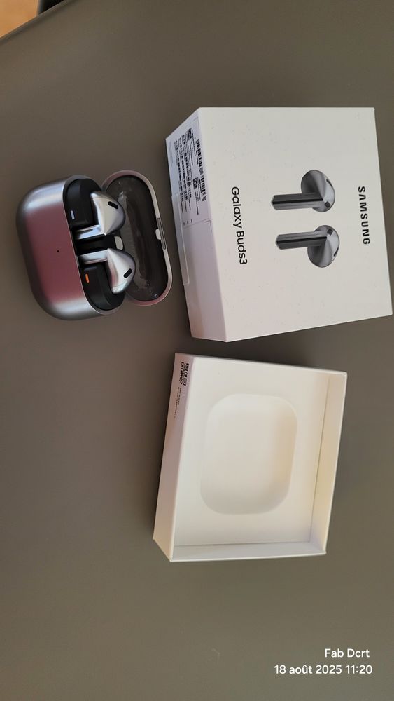  Samsung Galaxy Buds 3 Neufs, jamais utilis�s ! 90 Ondres (40)