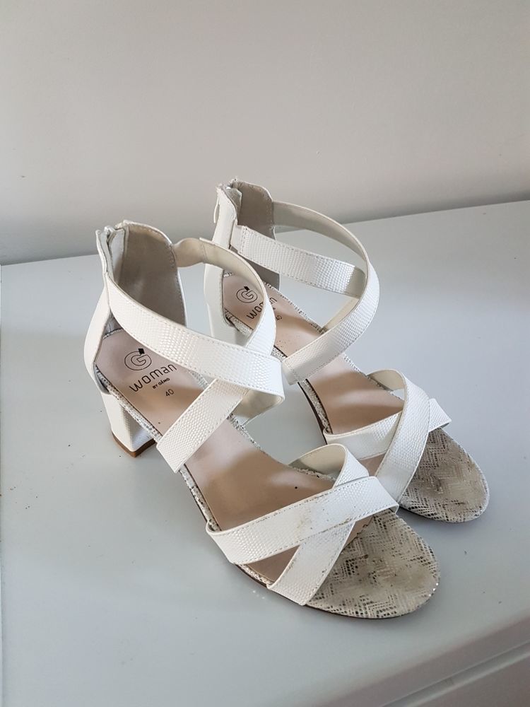Sandale blanche fermeture �clair derri�res 20 Villeneuve-de-Marsan (40)