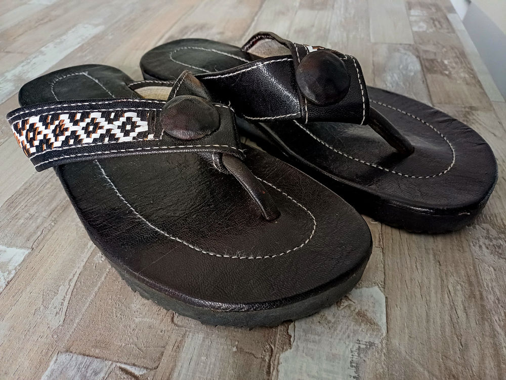 SANDALE ou CLAQUETTE AFRICAINE 25 Tours (37)