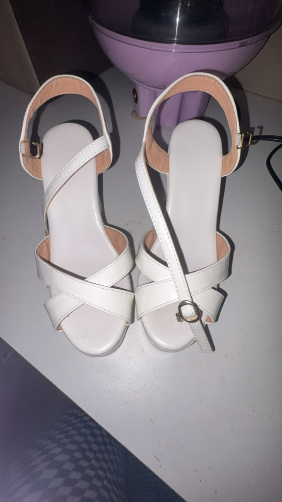 Sandales blanches � brides et talon 10 Arras (62)