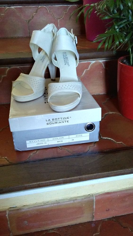 Sandales blanches talons T39 15 Saint-�tienne-les-Orgues (04)