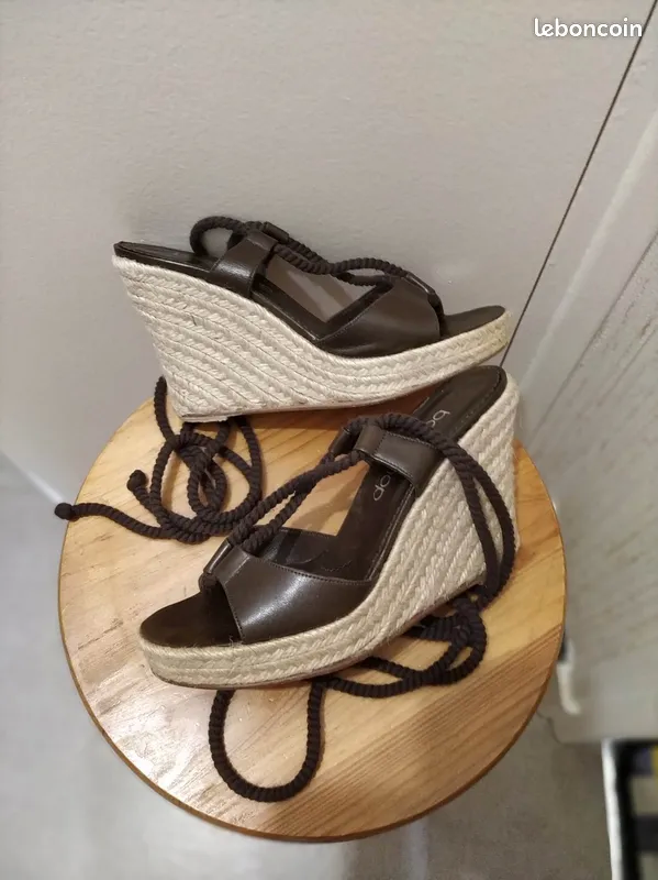 Sandales compens�es mises une fois
Quasi neuves 0 Rodez (12)