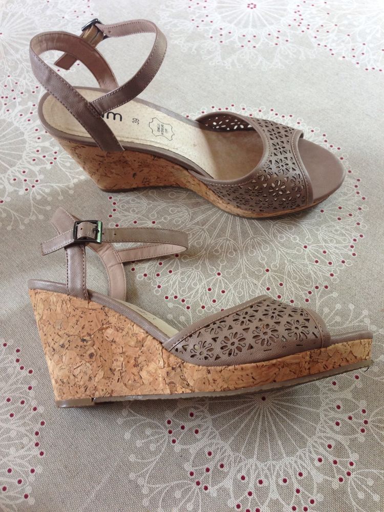 Sandales �ram couleur taupe. Motif floral 24 Grenoble (38)