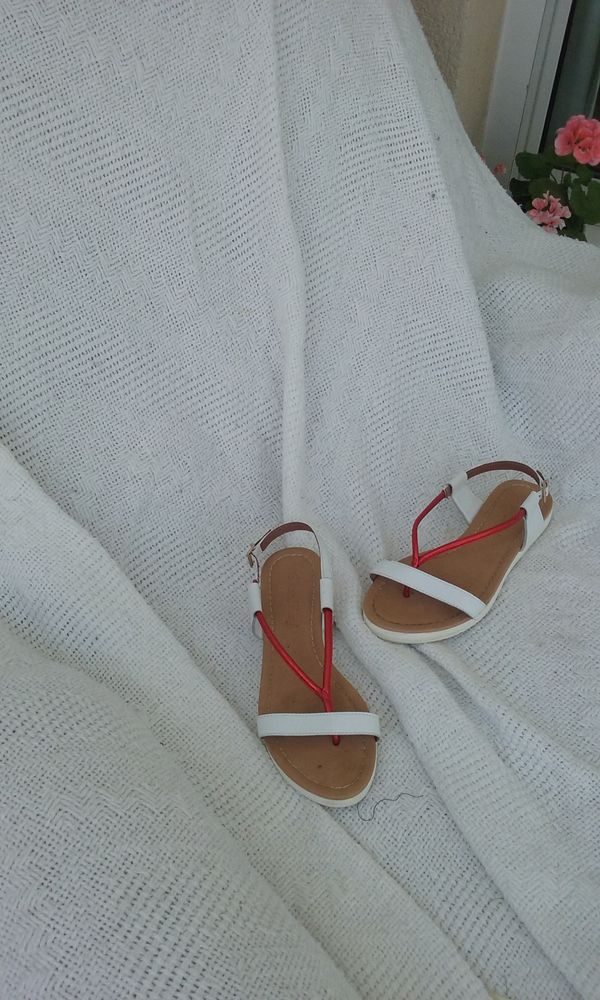 sandales femme .             t�l�phone 0490270425 10 B�darrides (84)