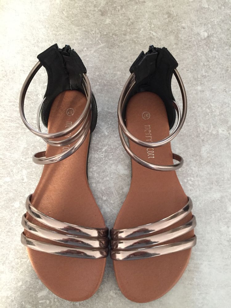 sandales �t� neuve
semelles en cuir et lani�res argent�es 0 Saint-Paul-sur-Save (31)