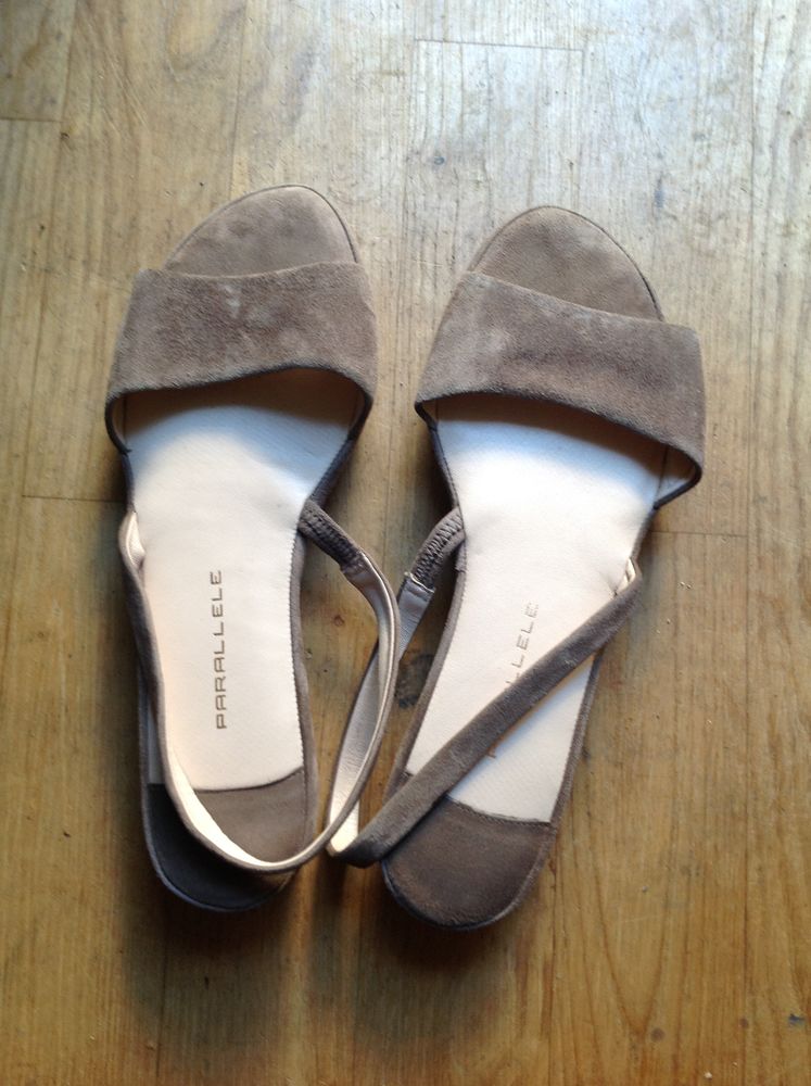 Sandales en nubuck beige. Marque Parallele 40 Lyon 9 (69)