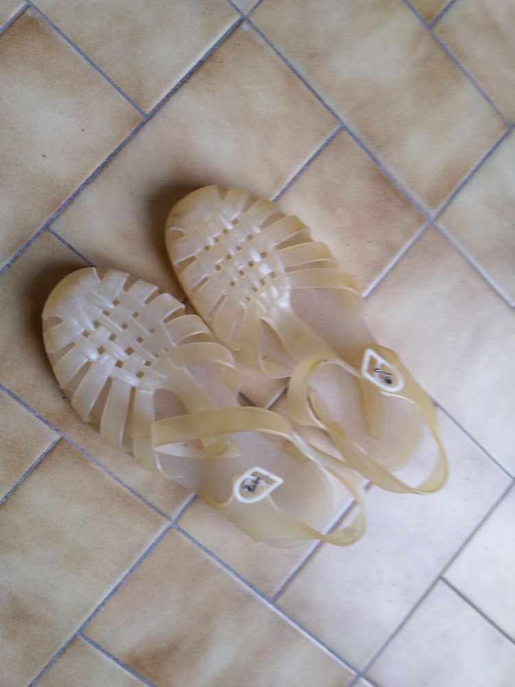 Sandales en plastique pour l'eau
10 Melun (77)