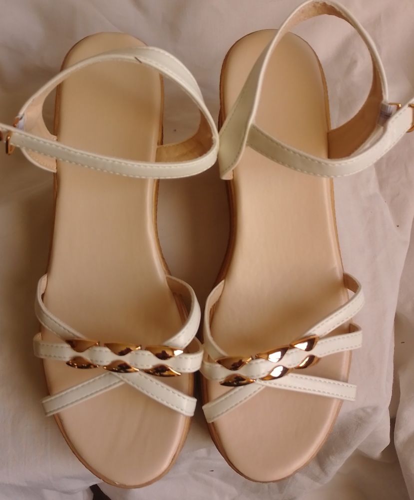 Sandales � plateau fermeture � boucle. Neuves. P.40 22 Saint-Marcellin (38)