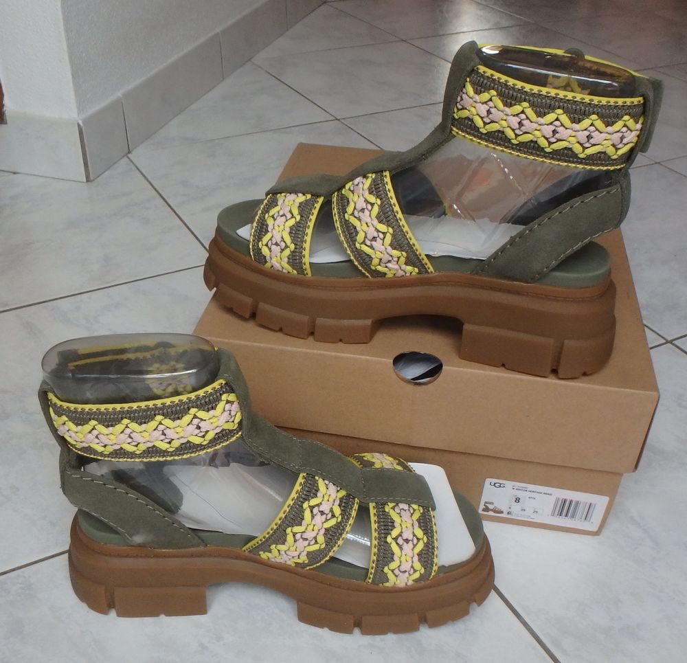 UGG sandales Taille 39  neuves 159 � 89 Colmar (68)