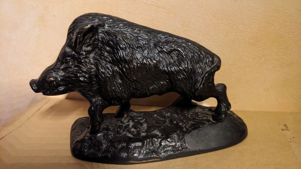 Sanglier en bronze sign� Korniluk 160 Saint-Pierre-de-Maill� (86)