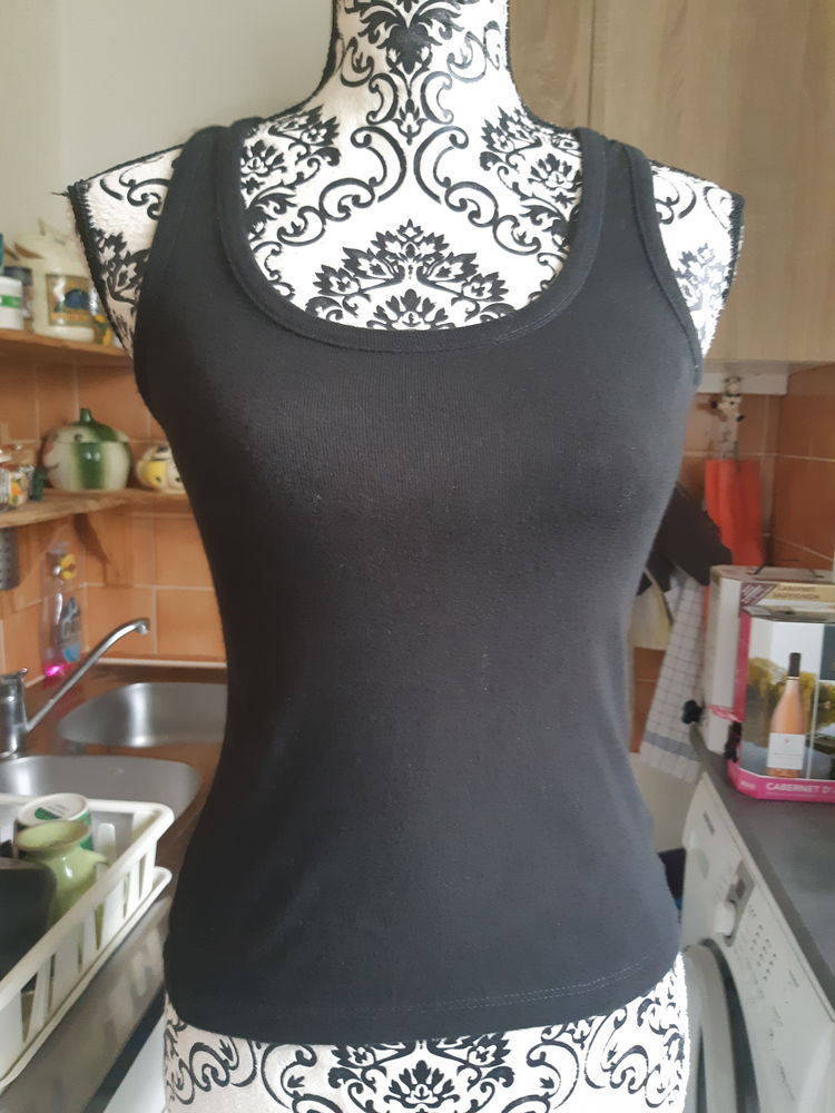 TOP sans manche NAF NAF noir taille S 3 Lyon 5 (69)