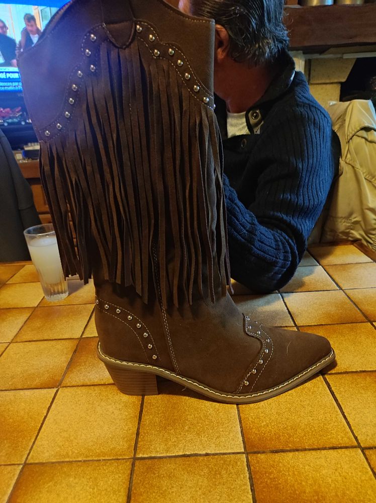 santiags femme jamais port�es taille 38 tr�s belles mais ne convient pas �  ma s� ur 30 Villeblevin (89)