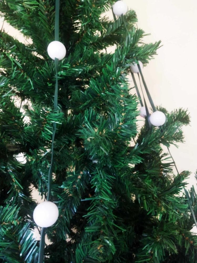 sapin 2m40 + guirlande �lectrique et cache pied 50 Montr�sor (37)