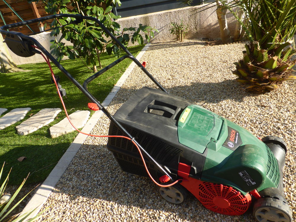 SCARIFICATEUR GAZON BOSCH QUASI NEUF 90 Le Cailar (30)