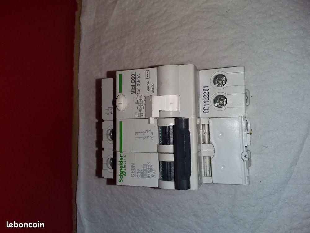 SCHNEIDER Disjoncteur diff�rentiel 30mA AC 26509 2P C60N C16 39 Serres-Castet (64)