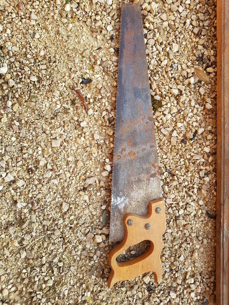 Scie � main ancienne, manche en bois, en l'�tat 15 Mouxy (73)